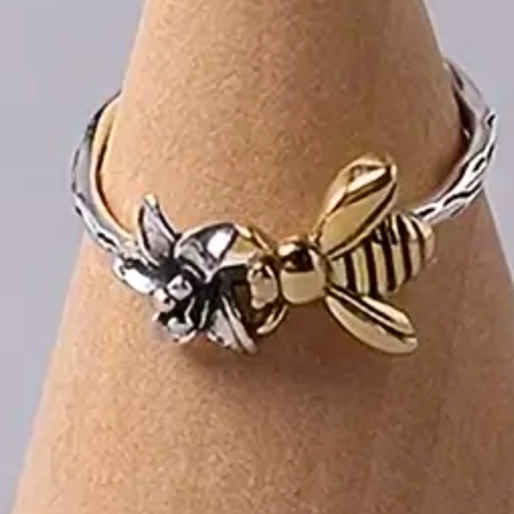 ‼️$7‼️🆕 Vintage Dainty Bee Flower Ring - Picture 1 of 8